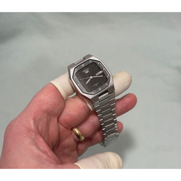 Rare Vintage SEIKO 5 Automatic Watch – Ref. 7009-552A – Black Dial – Day/Date - Picture 4 of 8